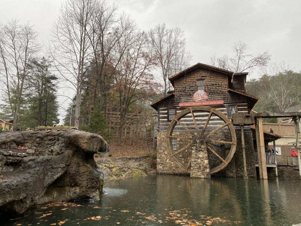 Safe Fall Family Road Trip to Gatlinburg & Pigeon Forge, Tennessee Safe Fall Family Road Trip to Gatlinburg & Pigeon Forge, Tennessee